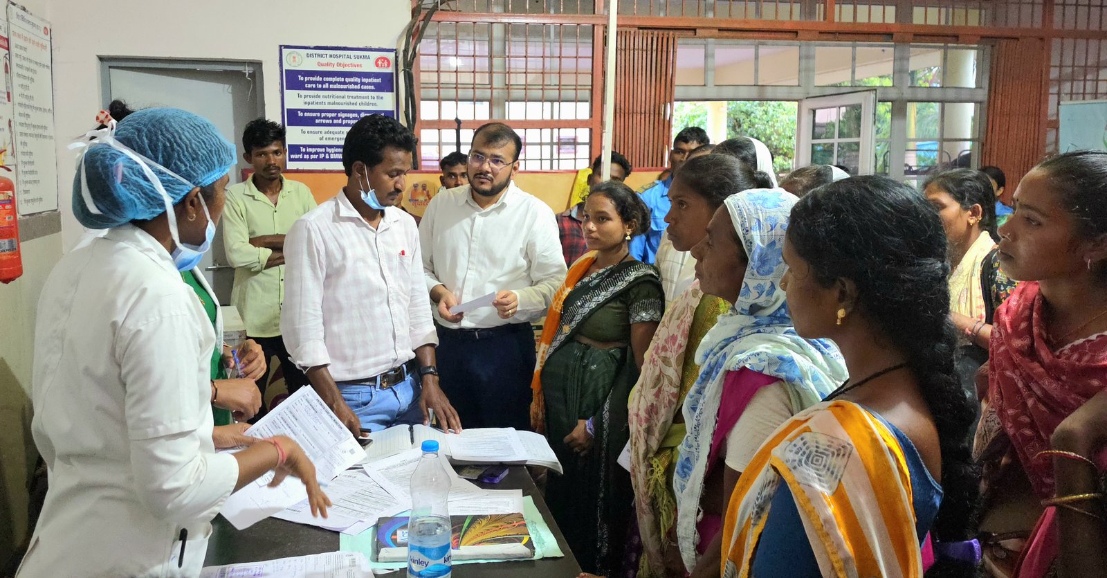 'साहब, पहले धुंधला दिखता था, अब साफ नजर आता है'—कलेक्टर ने जाना वनांचल के मरीजों का हाल