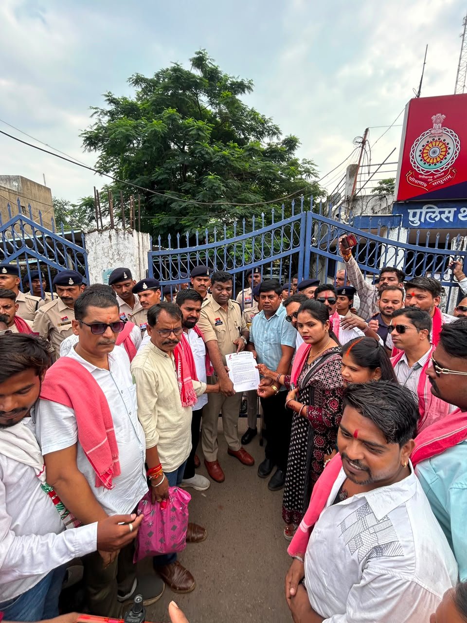 जोहार छत्तीसगढ़ पार्टी ने पुलिस प्रभारी व स्टाफ का किया सम्मान